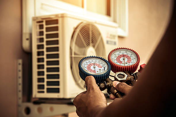 Professional Hvac technician working in Holt, FL
